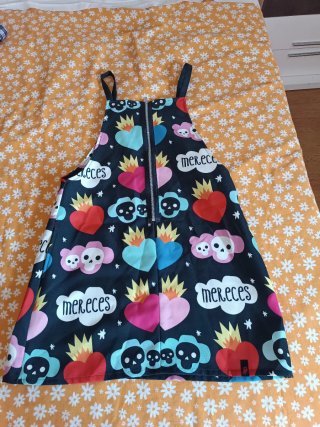 Vestido corto con cremallera y estampado