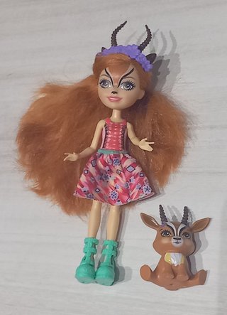 Muñeca Enchantimals antílope y mascota