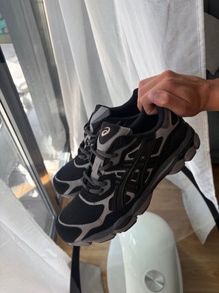 Zapatillas Asics Negras y Grises