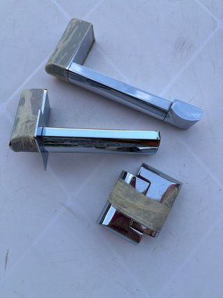 Accesorios de baño metálicos plateados