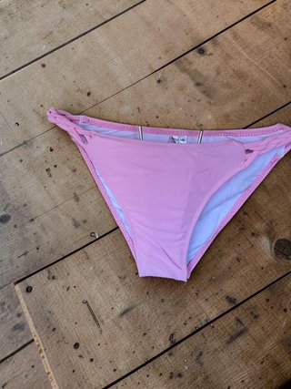 Bikini rosa con tiras cruzadas