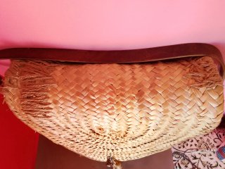 Bolso de mimbre con detalle de conchas