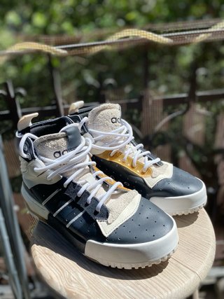 Zapatillas Adidas Negras y Blancas