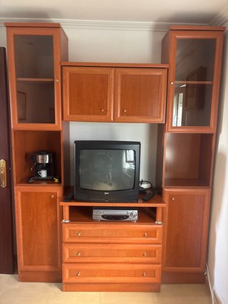Mueble de salón madera y cristal