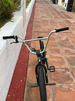Bicicleta BMX negra