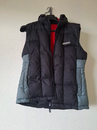 Chaleco acolchado con capucha rojo y negro