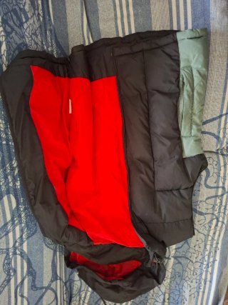 Chaleco acolchado con capucha rojo y negro