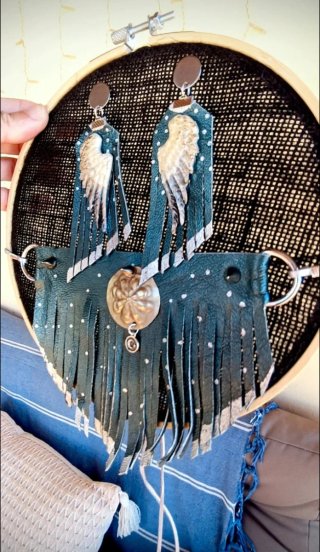 Conjunto Cuero y Plata: Gargantilla y Pendientes