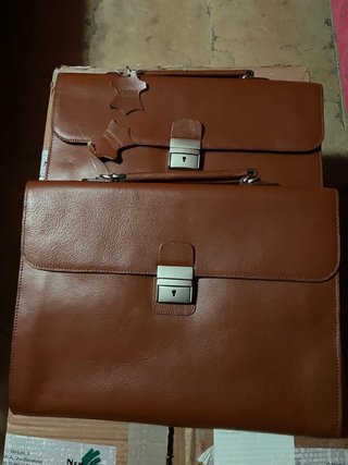 Cartera de piel marrón