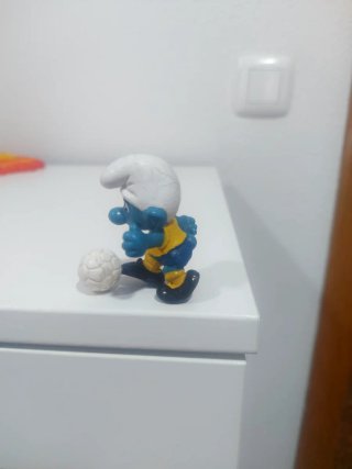 Pitufo futbolista con balón