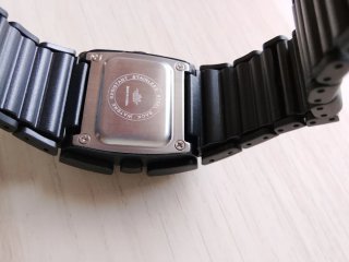 Reloj Digital Negro Diseño Futurista Y2K