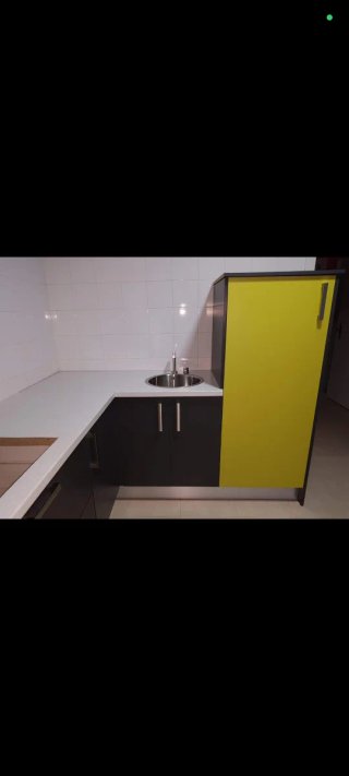 Cocina modular verde y blanca