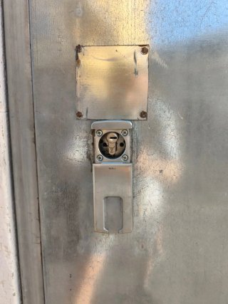 Puerta metálica antiocupas con cerradura magnética