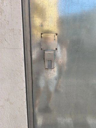 Puerta metálica antiocupas con cerradura magnética
