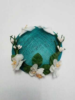Tocado floral azul y blanco