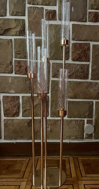 Candelabro de metal dorado y cristal