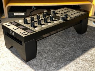 Stand Elevador para TRAKTOR Kontrol X1 MK3