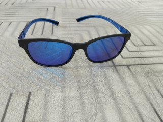 Gafas de sol polarizadas negras y azules
