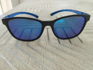 Gafas de sol polarizadas negras y azules