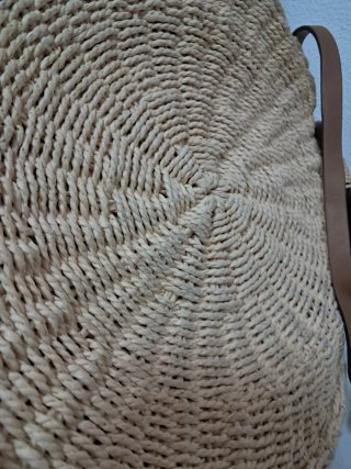 Bolso redondo de rafia con asas de madera