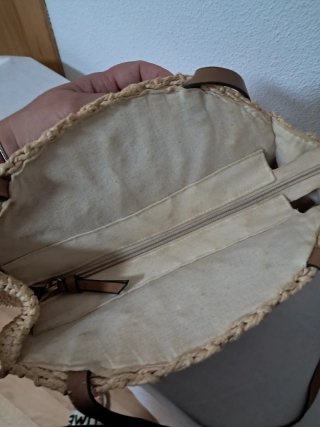 Bolso redondo de rafia con asas de madera