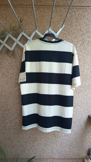 Camiseta de rayas beige y negra