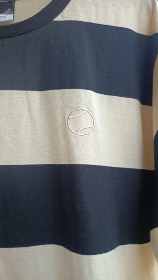 Camiseta de rayas beige y negra