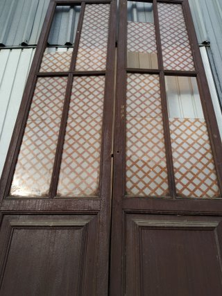 Puertas antiguas de madera altas
