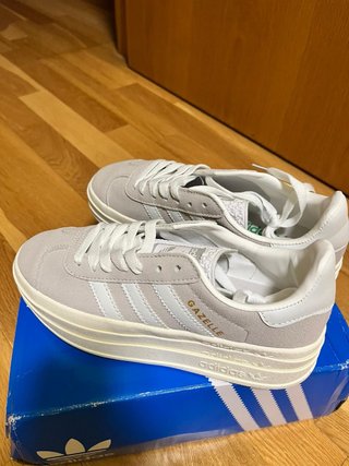 Zapatillas Adidas grises y blancas de Hacco