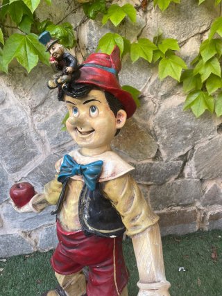 Figura de Pinocho con Pepito Grillo
