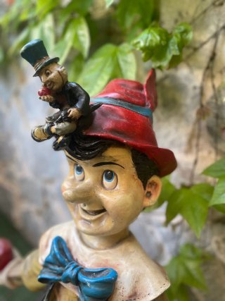 Figura de Pinocho con Pepito Grillo