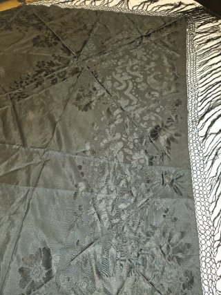 Mantón de seda negro adamascado S.XIX