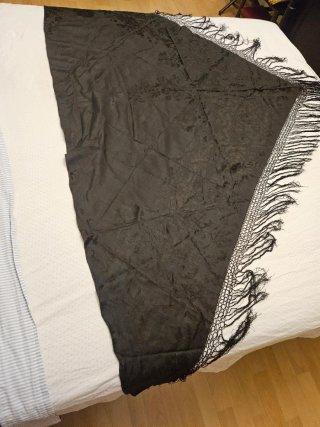 Mantón de seda negro adamascado S.XIX