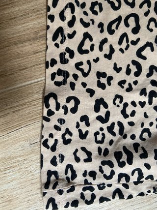 Camiseta estampado guepardo beige y negro