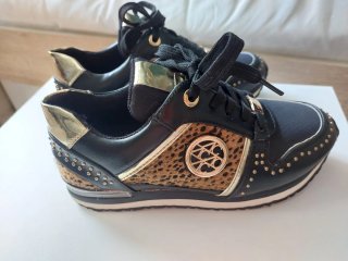 Zapatillas negras y doradas con estampado