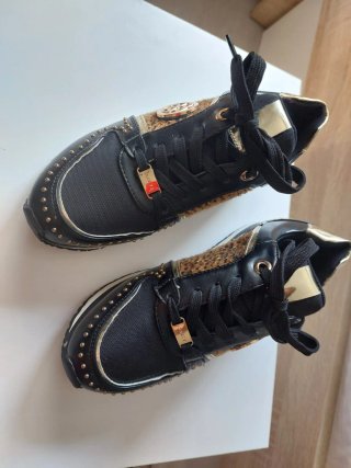 Zapatillas negras y doradas con estampado