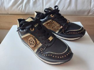 Zapatillas negras y doradas con estampado