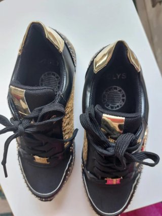 Zapatillas negras y doradas con estampado