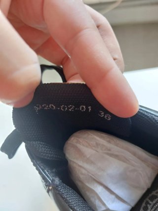 Zapatillas negras y doradas con estampado