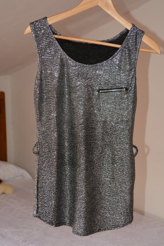 Camiseta plateada con cremallera