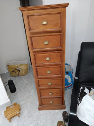 Cómoda de madera con 7 cajones