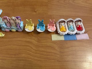 Familia conejos Sylvanian con bebés y accesorios