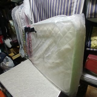 Cuna convertible + colchón + protector