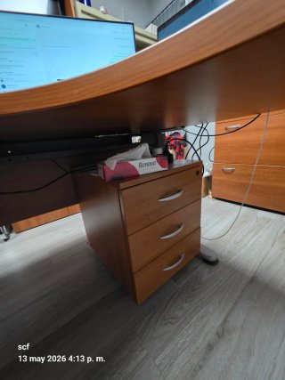 Mesa de despacho, cajoneras y sillones
