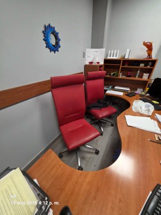 Mesa de despacho, cajoneras y sillones