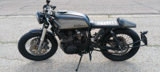 Moto Café Racer Negra y Plateada
