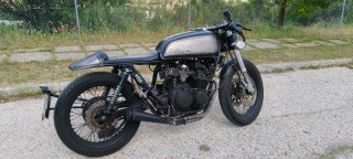 Moto Café Racer Negra y Plateada