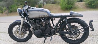 Moto Café Racer Negra y Plateada