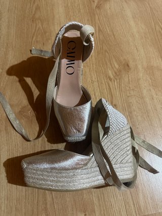 Sandalias Gaimo doradas atadas al tobillo