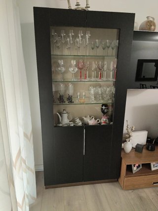 Vitrina de madera y cristal